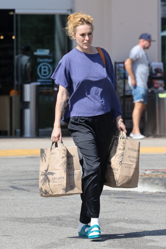 Exclusif - Rumer Willis, sans maquillage et sans soutien-gorge, fait des provisions chez "Erewhon Market" à Los Angeles, avant le week-end. Le 17 septembre 2022.