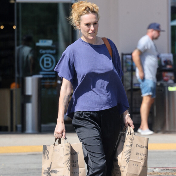 Exclusif - Rumer Willis, sans maquillage et sans soutien-gorge, fait des provisions chez "Erewhon Market" à Los Angeles, avant le week-end. Le 17 septembre 2022.