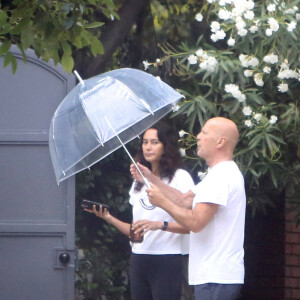 Exclusif - Emma Heming Willis - Bruce Willis se protège de la canicule avec un parapluie transparent à Los Angeles le 9 septembre 2022.