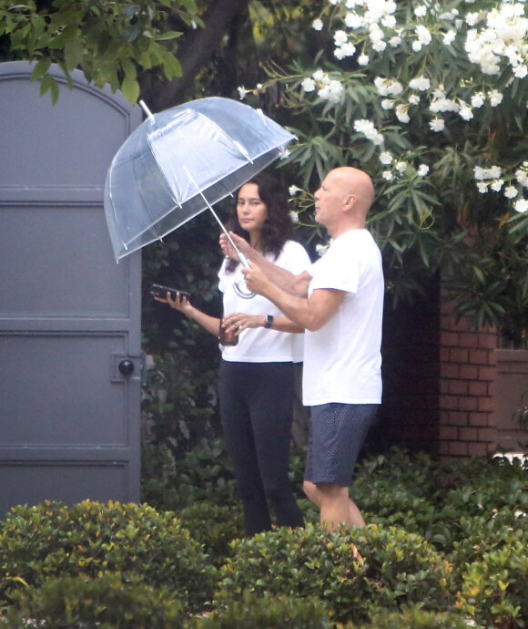 Exclusif - Emma Heming Willis - Bruce Willis se protège de la canicule avec un parapluie transparent à Los Angeles le 9 septembre 2022.