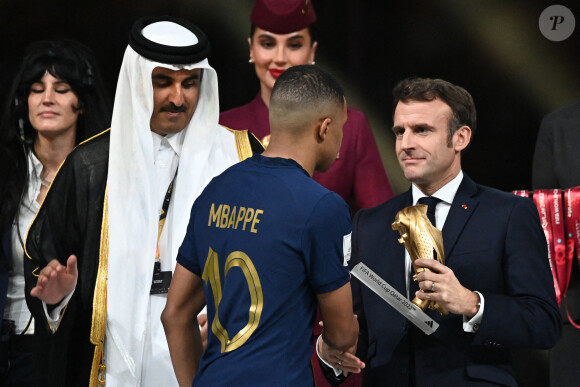 Trophee du meilleur buteur Kylian Mbappe remis par Emmanuel Macron lors de la finale " Argentine - France " de la Coupe du Monde au Qatar. © Philippe Perusseau / Bestimage 
