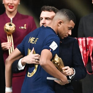 Kylian Mbappé (meilleur buteur de la Coupe du monde 2022), le président Emmanuel Macron - Remise du trophée de la Coupe du Monde 2022 au Qatar (FIFA World Cup Qatar 2022). Doha, le 18 décembre 2022. © Philippe Perusseau / Bestimage 