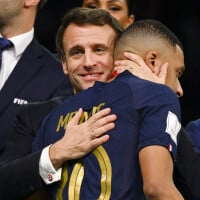 Emmanuel Macron : "Je m'en tamponne", sa réponse aux critiques après avoir réconforté Kylian Mbappé