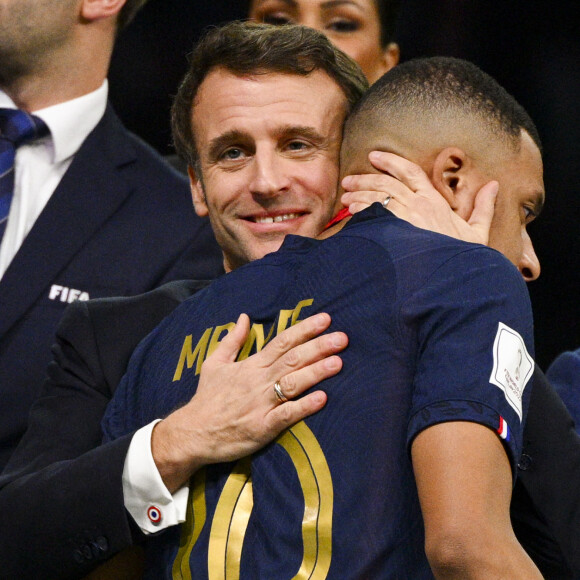 Déception de MBAPPE Kylian (FRA) accolade avec Emmanuel Macron - president de la Republique Francaise - Remise du trophée de la Coupe du Monde 2022 au Qatar (FIFA World Cup Qatar 2022) à l'équipe d'argentine après sa victoire contre la France en finale (3-3 - tab 2-4). Doha.