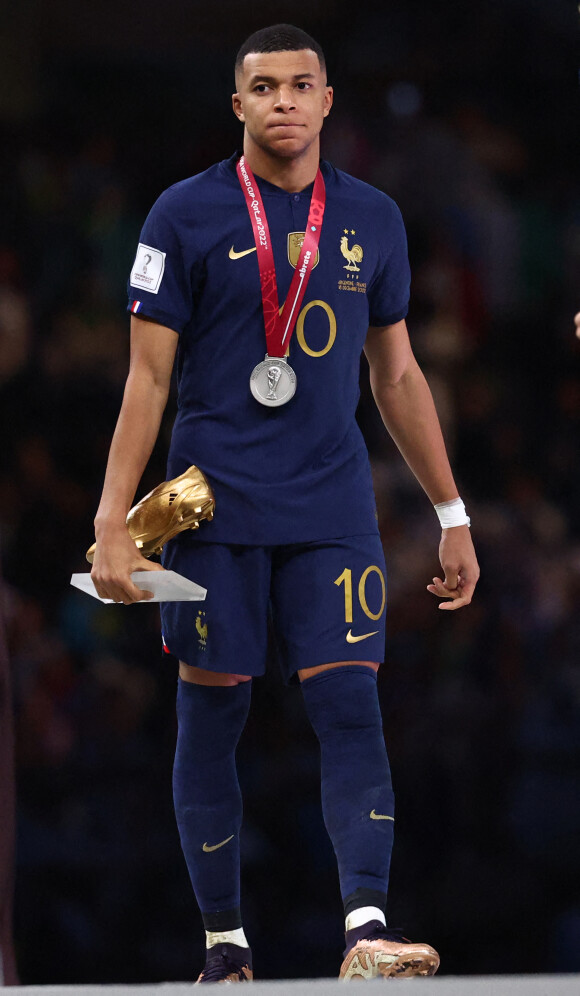 Kylian Mbappé - Remise du trophée de la Coupe du Monde 2022 au Qatar (FIFA World Cup Qatar 2022) à l'équipe d'argentine après sa victoire contre la France en finale (3-3 - tab 2-4). Doha, le 18 décembre 2022. © David Klein/Sportimage/Cal Sport Media/Zuma Press/Bestimage