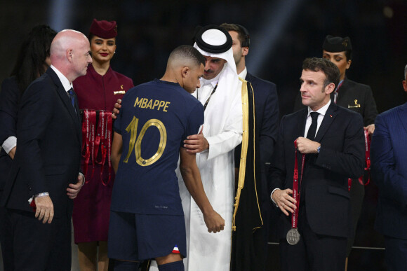 Déception des joueurs de l equipe de France MBAPPE Kylian (FRA) Cheikh Tamim ben Hamad Al Thani - Émir du Qatar Gianni Infantino - president FIFA Emmanuel Macron - president de la Republique Francaise - Remise du trophée de la Coupe du Monde 2022 au Qatar (FIFA World Cup Qatar 2022) à l'équipe d'argentine après sa victoire contre la France en finale (3-3 - tab 2-4). Doha, le 18 décembre 2022. 