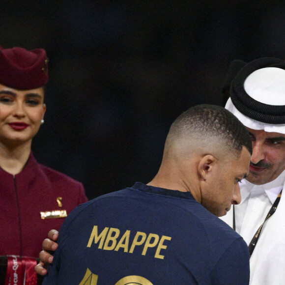 Déception des joueurs de l equipe de France MBAPPE Kylian (FRA) Cheikh Tamim ben Hamad Al Thani - Émir du Qatar Gianni Infantino - president FIFA Emmanuel Macron - president de la Republique Francaise - Remise du trophée de la Coupe du Monde 2022 au Qatar (FIFA World Cup Qatar 2022) à l'équipe d'argentine après sa victoire contre la France en finale (3-3 - tab 2-4). Doha, le 18 décembre 2022. 