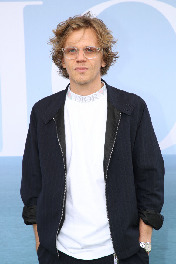 Alex Lutz au photocall du défilé de mode Homme printemps-été 2023 Dior à l'école du Val de Grâce à Paris, France, le 24 juin 2022. © Bertrand Rindoff/Bestimage
