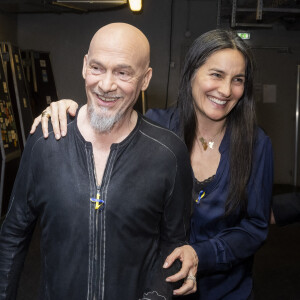 Exclusif - Florent Pagny et sa femme Azucena - Backstage de l'émission spéciale "Unis pour l'Ukraine" à la Maison de la Radio et de la Musique, diffusée en direct sur France 2 et présentée par Nagui et Leïla.Kaddour à Paris le 8 mars 2022. © Cyril Moreau / Jack Tribeca / Bestimage