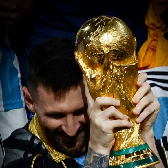 Lionel Messi et ses co-équipiers lors de la remise du trophée de la Coupe du Monde 2022 au Qatar (FIFA World Cup Qatar 2022) à l'équipe d'Argentine qui s'est imposée face à la France (3-3 - tab 2-4). L'Argentine remporte sa troisième Coupe du Monde. Doha, le 18 décembre 2022.