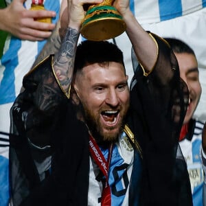 Lionel Messi et ses co-équipiers lors de la remise du trophée de la Coupe du Monde 2022 au Qatar (FIFA World Cup Qatar 2022) à l'équipe d'Argentine qui s'est imposée face à la France (3-3 - tab 2-4). L'Argentine remporte sa troisième Coupe du Monde. Doha, le 18 décembre 2022.