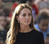 La princesse de Galles Kate Catherine Middleton à la rencontre de la foule devant le château de Windsor, suite au décès de la reine Elisabeth II d'Angleterre. 
