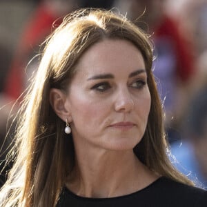 La princesse de Galles Kate Catherine Middleton à la rencontre de la foule devant le château de Windsor, suite au décès de la reine Elisabeth II d'Angleterre. 