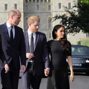 Le prince de Galles William et la princesse de Galles Kate Catherine Middleton et le prince Harry, duc de Sussex et Meghan Markle, duchesse de Sussex à la rencontre de la foule devant le château de Windsor, suite au décès de la reine Elisabeth II d'Angleterre. Le 10 septembre 2022 