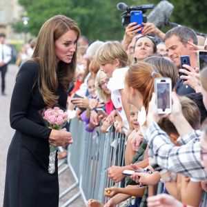 La princesse de Galles Kate Catherine Middleton à la rencontre de la foule devant le château de Windsor, suite au décès de la reine Elisabeth II d'Angleterre. Le 10 septembre 2022 