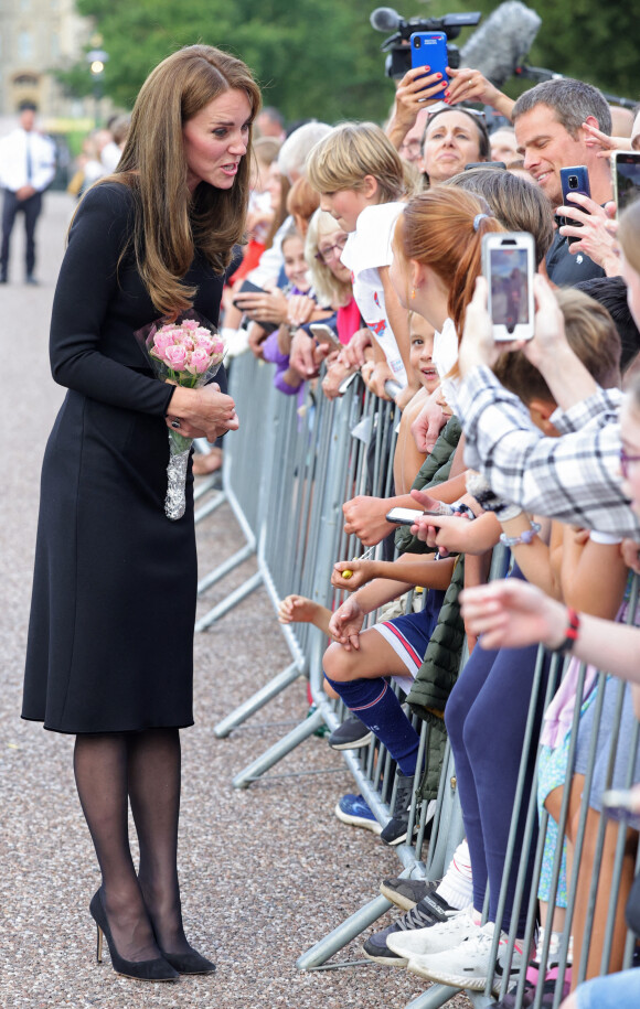 La princesse de Galles Kate Catherine Middleton à la rencontre de la foule devant le château de Windsor, suite au décès de la reine Elisabeth II d'Angleterre. Le 10 septembre 2022 