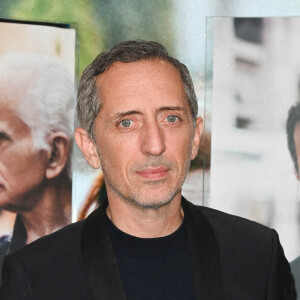 Gad Elmaleh à la première du film "Reste Un Peu" au cinéma UGC Ciné Cité Les Halles à Paris, le 15 novembre 2022. © Guirec Coadic/Bestimage 