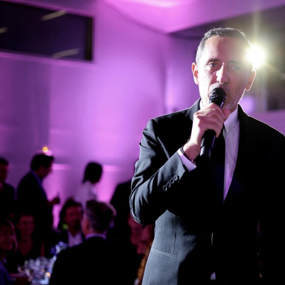 Exclusif - Gad Elmaleh - Le professeur S.Lyonnet, président de l'Institut des maladies génétiques, et le galériste K. Mennour ont organisé la 4ème édition de la soirée "Heroes for Imagine", une grande vente aux enchères d'oeuvres d'art, animée par G.Elmaleh et dirigée par Christie's, à l'institut Imagine, 24 boulevard du Montparnasse dans le 15ème arrondissement de Paris, France, le 12 septembre 2022. © Dominique Jacovides/Bestimage