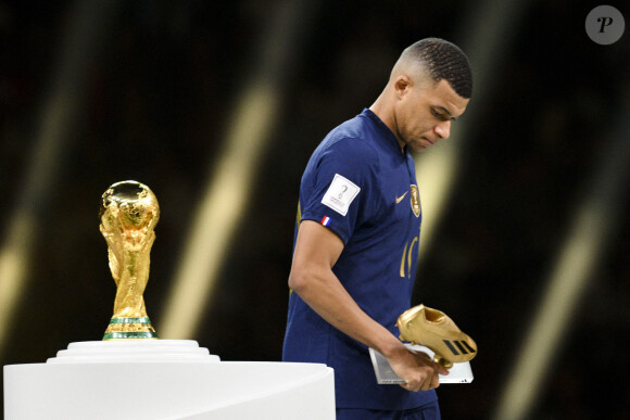 Kylian Mbappé (FRA) passant devant le trophee de la coupe du monde sans le regarder - Remise du trophée de la Coupe du Monde 2022 au Qatar (FIFA World Cup Qatar 2022) à l'équipe d'argentine après sa victoire contre la France en finale (3-3 - tab 2-4). Doha, le 18 décembre 2022. 