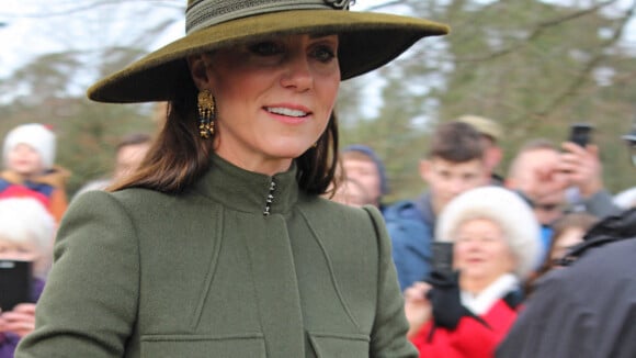 Kate Middleton : Look hivernal, chapeau XXL et bijoux français... la princesse rayonnante pour la messe de Noël