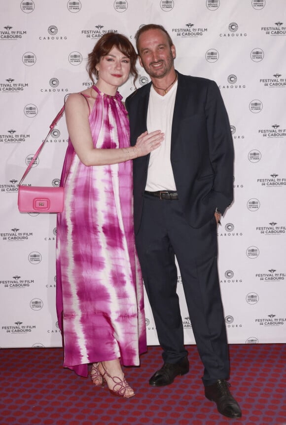 Emilie Dequenne et son mari Michel Ferracci au photocall de la soirée de clôture du 36e festival du film de Cabourg, le 18 juin 2022. © Christophe Aubert/Bestimage