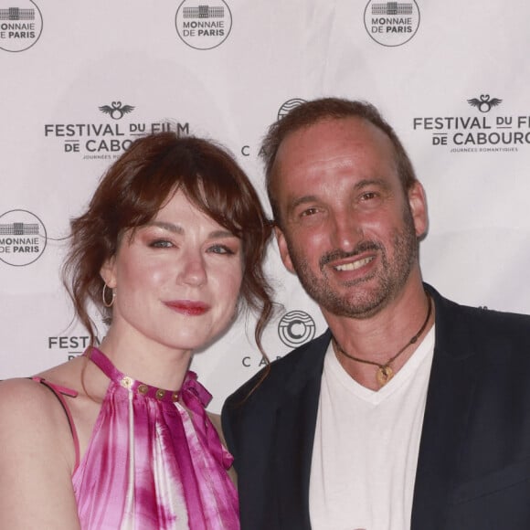 Emilie Dequenne et son mari Michel Ferracci au photocall de la soirée de clôture du 36e festival du film de Cabourg, le 18 juin 2022. © Christophe Aubert/Bestimage