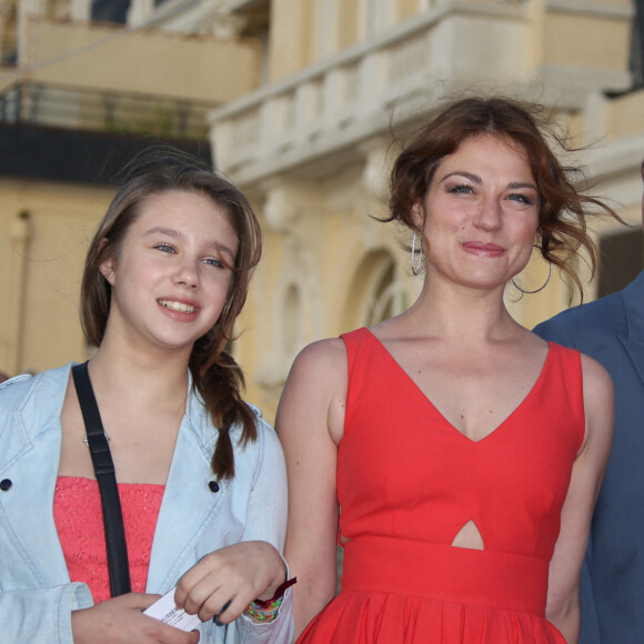 Emilie Dequenne, sa fille Milla, son fiancé Michel Ferracci, et le fils de ce dernier - Cérémonie de clôture du festival romantique de Cabourg, le 14 juin 2014. @ Denis Guignebourg / Bestimage