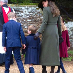 Catherine (Kate) Middleton, princesse de Galles, le prince George de Galles, la princesse Charlotte de Galles, et le prince Louis de Galles - La famille royale d'Angleterre assiste au service religieux de Noël à l'église St Mary Magdalene à Sandringham, Norfolk, Royaume Uni, le 25 décembre 2022. 
