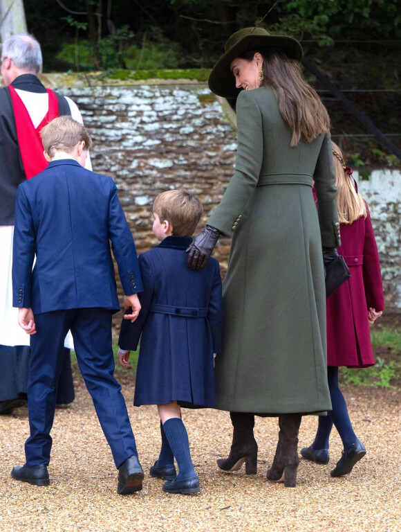 Catherine (Kate) Middleton, princesse de Galles, le prince George de Galles, la princesse Charlotte de Galles, et le prince Louis de Galles - La famille royale d'Angleterre assiste au service religieux de Noël à l'église St Mary Magdalene à Sandringham, Norfolk, Royaume Uni, le 25 décembre 2022. 