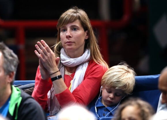 Carine Lauret (compagne de Gilles Simon) et leur fils Timothée - People au tournoi de tennis BNP Paribas Masters 2014 au Palais Omnisports de Paris-Bercy, le 28 octobre 2014.