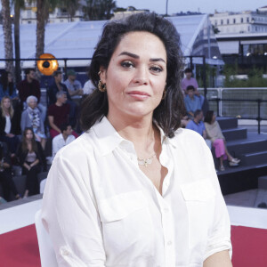 Lola Dewaere sur le plateau de l'émission "Spéciale Cannes", présentée par Daphné Burki et diffusée sur Culture Box. Le 20 mai 2022. © Jack Tribeca / Bestimage