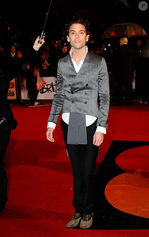 Mika sur le tapis rouge des Brit Awards, à Londres, le 16 février 2010 !