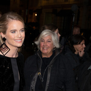 Cressida Bonas quitte la soirée 'The Harper's Bazaar Women Of The Year Awards' à l'hôtel Claridge's à Londres, le 29 octobre 2019. 