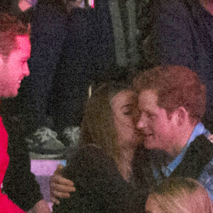Le prince Harry et sa compagne Cressida Bonas s'embrassent dans les tribunes du stade de Wembley lors de l'évènement "We Day UK" à Londres. Le 7mars 2014 
