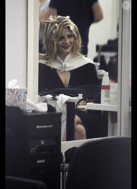 Mischa Barton a passé plus de 8 heures dans un salon de coiffure avant de ressortir blonde le 16 février 2010