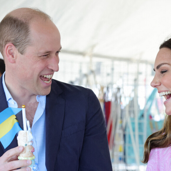 Le prince William, duc de Cambridge, et Catherine (Kate) Middleton, duchesse de Cambridge, visitent "Fish Fry" à Abaco, un lieu de rassemblement culinaire traditionnel des Bahamas qui se trouve sur toutes les îles des Bahamas, le huitième jour de leur tournée dans les Caraïbes au nom de la reine pour marquer son jubilé de platine. Abaco, le 26 mars 2022. 