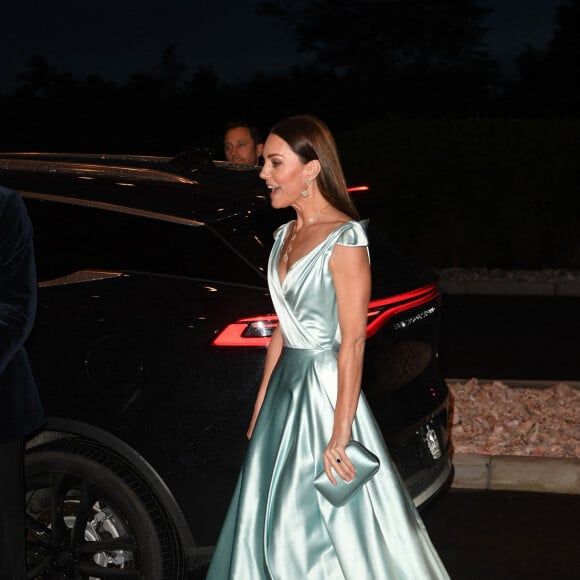 Le prince William, duc de Cambridge, et Catherine (Kate) Middleton, duchesse de Cambridge, assistent à une réception organisée par le gouverneur général des Bahamas, Sir Cornelius Alvin Smith, au complexe Baha Mar sur l'île de New Providence aux Bahamas pour rencontrer des dirigeants communautaires et des habitants des nombreuses îles des Bahamas. , au septième jour de leur tournée dans les Caraïbes au nom de la reine pour marquer son jubilé de platine. Nassau, le 25 mars 2022. 