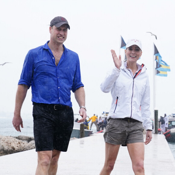 Le prince William, duc de Cambridge, et Catherine (Kate) Middleton, duchesse de Cambridge, assistent à bord d'un bateau de la Bahamas Platinum Jubilee Sailing Regatta à Montagu Bay, l'une des premières régates de voile aux Bahamas depuis le début de la pandémie, le septième jour de leur tournée dans les Caraïbes au nom de la reine pour marquer son jubilé de platine. Nassau, le 25 mars 2022. 