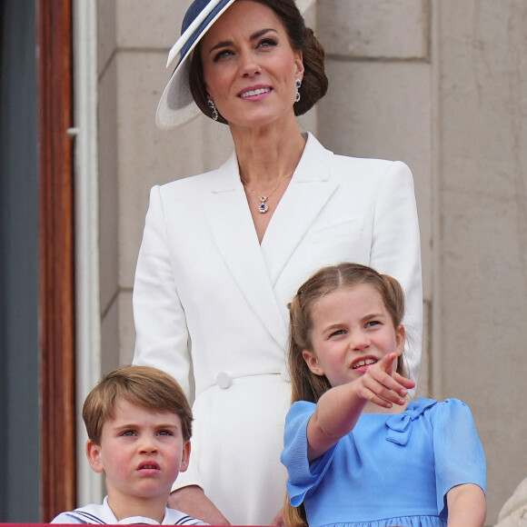 Catherine Kate Middleton, duchesse de Cambridge, le prince Louis et la princesse Charlotte - Les membres de la famille royale regardent le défilé Trooping the Colour depuis un balcon du palais de Buckingham à Londres lors des célébrations du jubilé de platine de la reine le 2 juin 2022. 