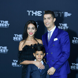 Cristiano Ronaldo , son fils Cristiano Jr et sa compagne Georgina Rodriguez au photocall des FIFA Football Awards à Zurich le 9 janvier 2017.