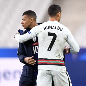 FAIR PLAY - 10 Kylian MBAPPE (fra) - 07 CRISTIANO RONALDO (POR) - Match de football de ligue des Nations France / Portugal (0-0) au stade de France à Saint-Denis le 11 octobre 2020. © FEP / Panoramic / Bestimage 