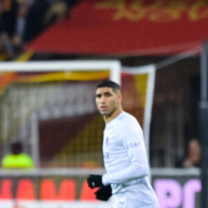 Kylian Mbappé et Achraf Hakimi - Match de Ligue 1 Uber Eats "Lens contre le PSG" (3-1) au Stade Bollaert-Delelis à Lens le 1er janvier 2023.