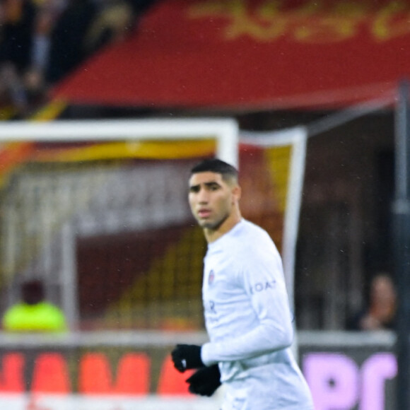 Kylian Mbappé et Achraf Hakimi - Match de Ligue 1 Uber Eats "Lens contre le PSG" (3-1) au Stade Bollaert-Delelis à Lens le 1er janvier 2023.