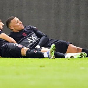Kylian Mbappe (PSG) sur penalty Achraf Hakimi (PSG) - Le PSG bat Angers (2-1) lors du match de Ligue 1 Uber Eats à Paris, le 15 octobre 2021. © JB Autissier / Panoramic / Bestimage
