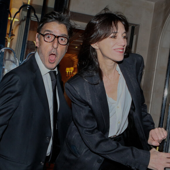 Yvan Attal et sa compagne Charlotte Gainsbourg - Arrivées à la 10ème édition du "Global Gift Gala 2022" au Four Seasons Hotel George V à Paris le 19 novembre 2022. © Christophe Clovis / Bestimage