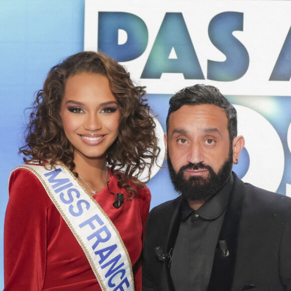 Exclusif - Miss France 2023 Indira Ampiot, Cyril Hanouna - Sur le plateau de l'émission TPMP (Touche Pas à Mon Poste) présentée en direct par C.Hanouna et diffusée sur C8 - Paris le 02/01/2023 - © Jack Tribeca / Bestimage