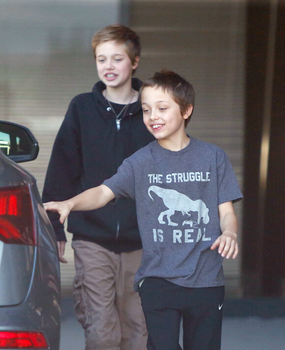 Exclusif - Shiloh et Knox, les enfants de Brad et Angelina, sortent de leur cours de karaté à Los Angeles, le 16 novembre 2018.