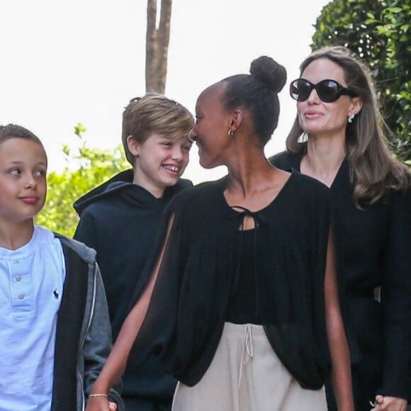 Angelina Jolie et ses quatres enfants Vivienne, Zahara, Knox et Shiloh sortent d'un cinéma à Los Angeles le 18 août 2018.