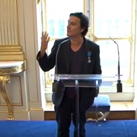 "Tu es coincée" : La demande en mariage filmée et applaudie d'Yvan Attal à Charlotte Gainsbourg