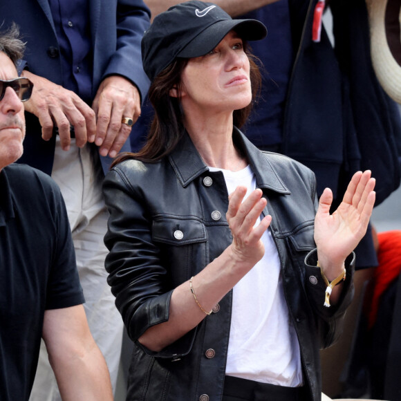 Charlotte Gainsbourg, son compagnon Yvan Attal dans les tribunes lors des Internationaux de France de Tennis de Roland Garros 2022. Paris, le 5 juin 2022. © Dominique Jacovides/Bestimage 